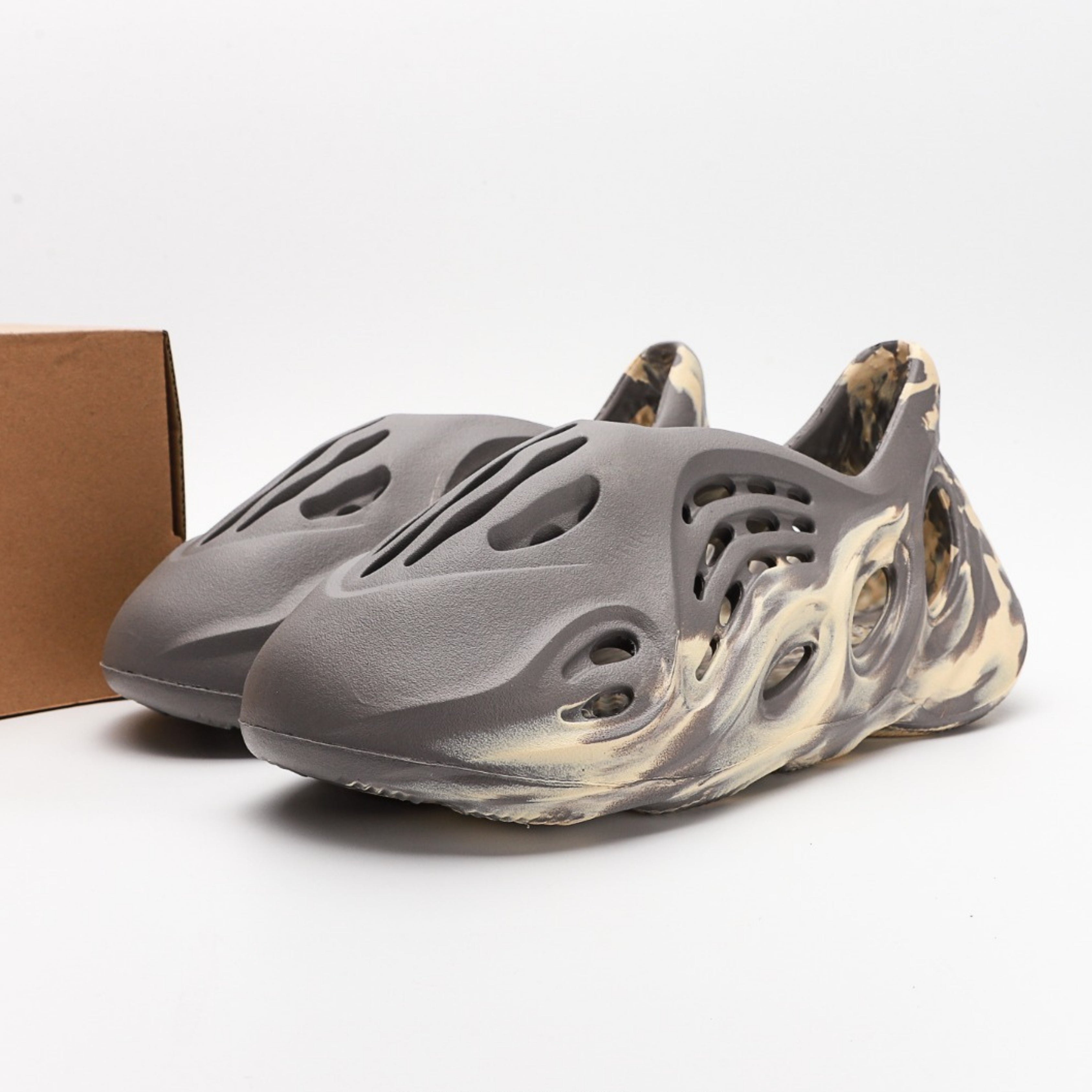 adidas Yeezy Foam RNNR MXT Moon Gray